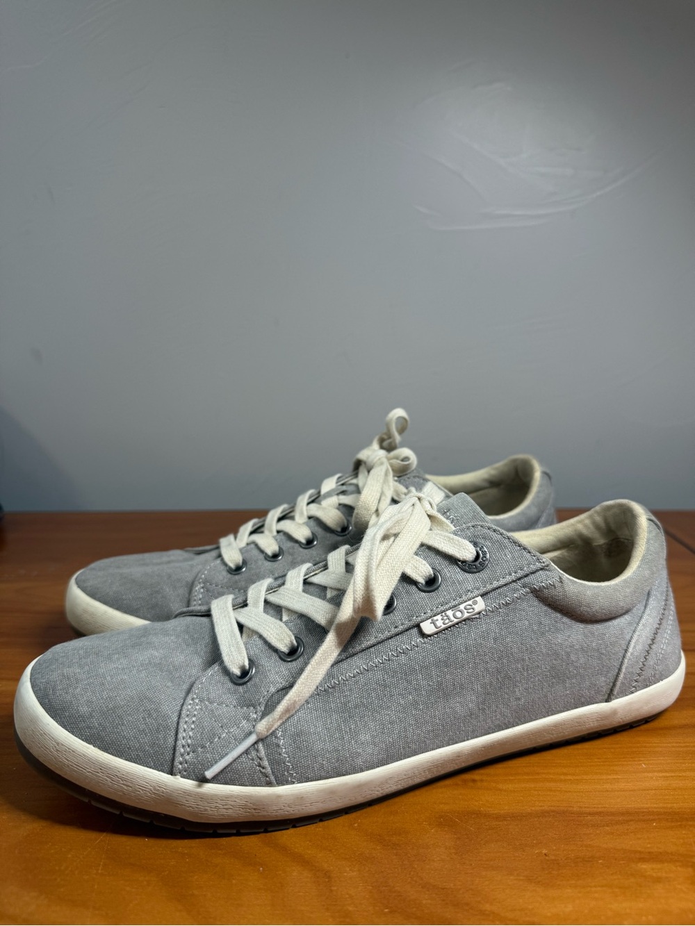 Taos Footwear Women's Star Sneaker Canvas Shoe Light Grey Lace Up 10.5